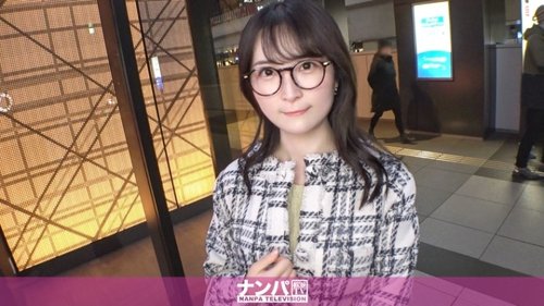 清純眼鏡素人被草莓引誘，濃密陰毛直達肛門，認真姐姐首次拍攝